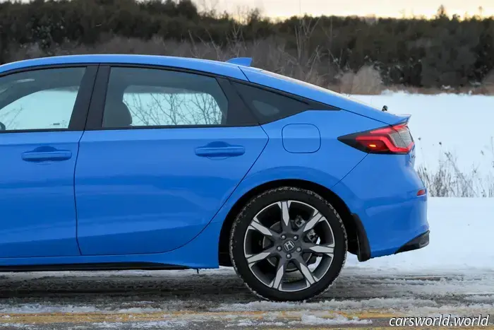 2025 Honda Civic Hybrid Hatchback Recensione: ancora una scelta superiore