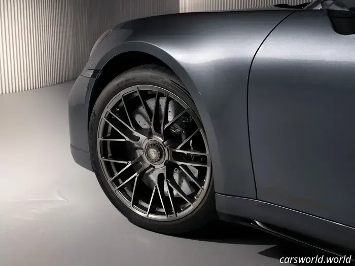 La Porsche 911 Turbo S del 2026 diventa ibrida con 701 CV e raggiunge i 60 mph in 2,4 secondi.