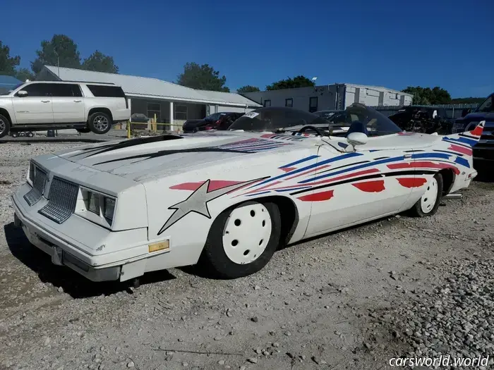 Este Loco Oldsmobile Con Techo de Burbuja Era una Leyenda Local. Ahora está en Copart