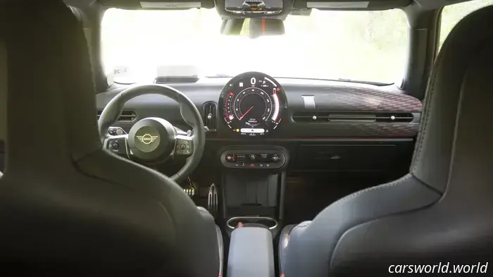 Обзор Mini Cooper JCW 2025: плюсы и минусы — приятно водить, раздражает жить с этим