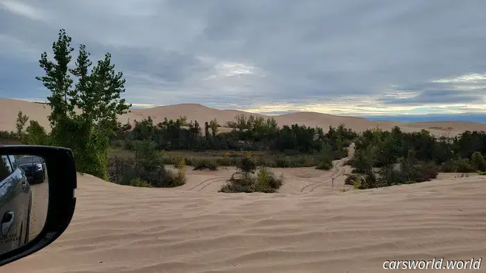 ¡Oye tú, con el paquete todoterreno de lujo! ¡Ve a pisar la arena!