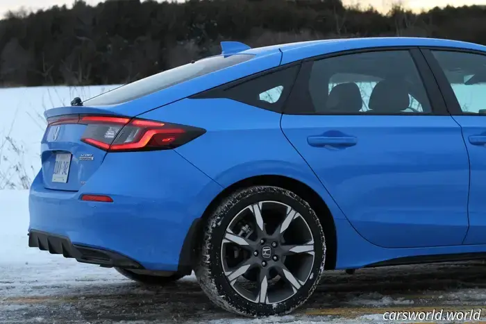 2025 Honda Civic Hybrid Hatchback Recensione: ancora una scelta superiore
