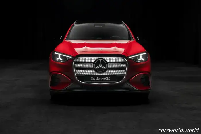 La Mercedes GLC elettrica ha ben 13 loghi Benz solo all'esterno.