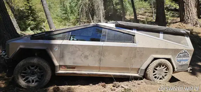 Un Tesla Cybertruck averiado está atascado en el Rubicon Trail ahora mismo.