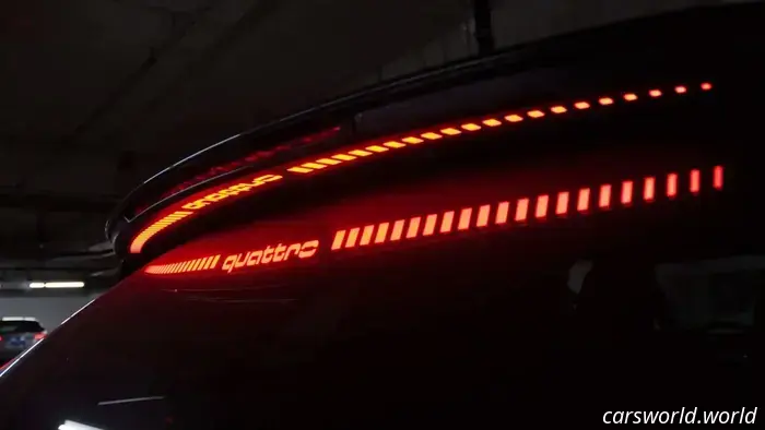 У Audi SQ5 есть хитрая световая пасхалка, которая легальна только в США.