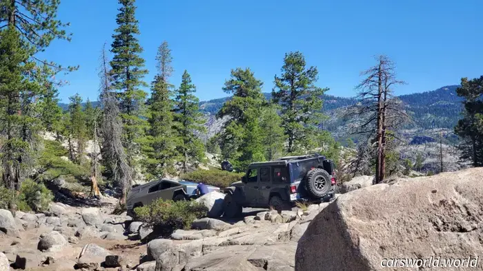 Un Tesla Cybertruck averiado está atascado en el Rubicon Trail ahora mismo.