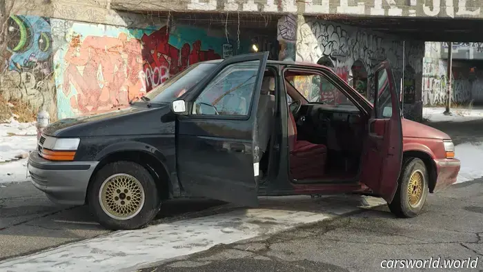 Questo minivan Chrysler a due teste e con doppio sterzo è davvero un capolavoro di Detroit.