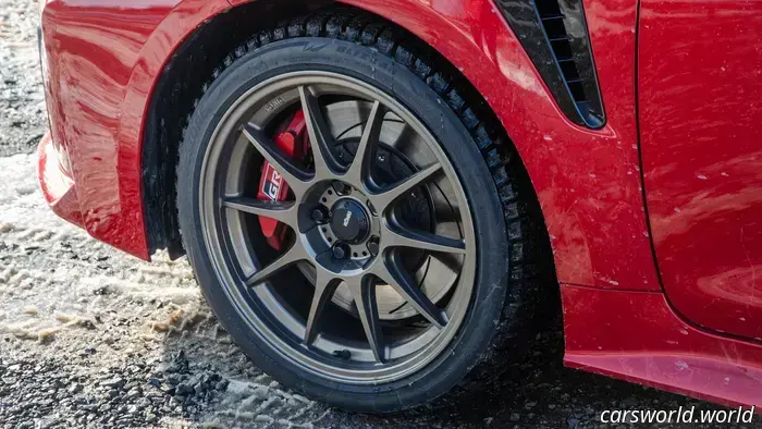 Prueba automática vs. manual del Toyota GR Corolla 2025: ¿Sigue siendo bueno Sin un palo?