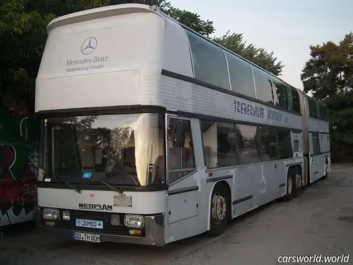 El Neoplan Jumbocruiser Era un Autobús Furtivo de Dos Pisos con Capacidad para Más de 100 Pasajeros.