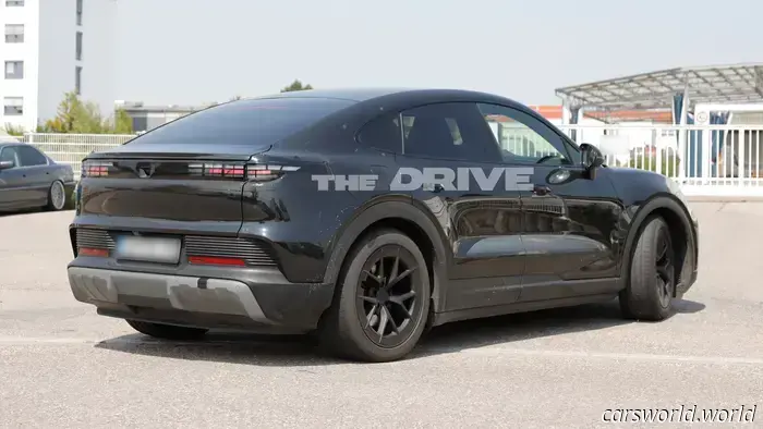 Avvistata la Porsche Cayenne Coupé elettrica 2026: somiglia molto a una Tesla Model Y