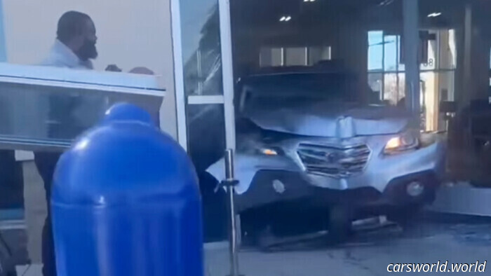 Un Cliente De CarMax Estrella Subaru En La Sala De Exposición Después De Una Oferta De Tasación (Aparentemente Mala) 