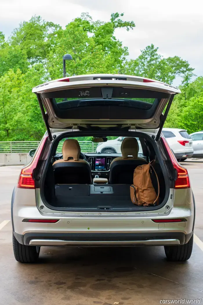 2025 Volvo V60 Cross Country Review: Remains Distinctive, Yet Beginning to Show Its Age