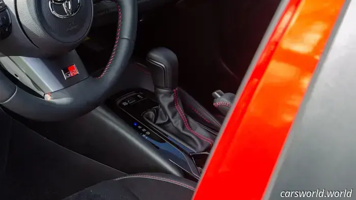 Prueba automática vs. manual del Toyota GR Corolla 2025: ¿Sigue siendo bueno Sin un palo?