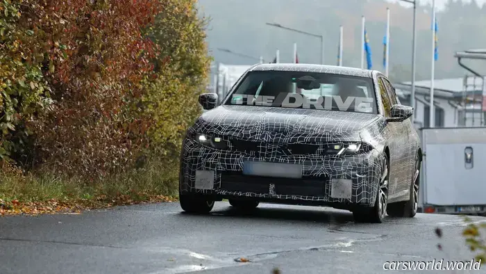 Заметьте едва заметные различия между BMW 3 серии 2027 года с ДВС и i3 EV: шпионские снимки