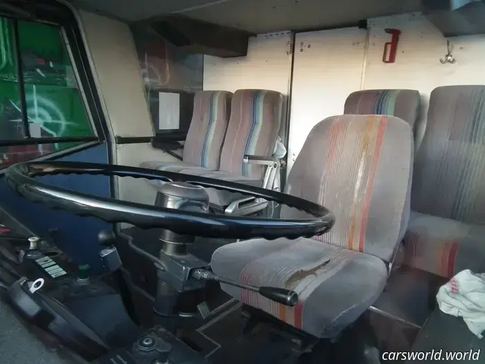 El Neoplan Jumbocruiser Era un Autobús Furtivo de Dos Pisos con Capacidad para Más de 100 Pasajeros.