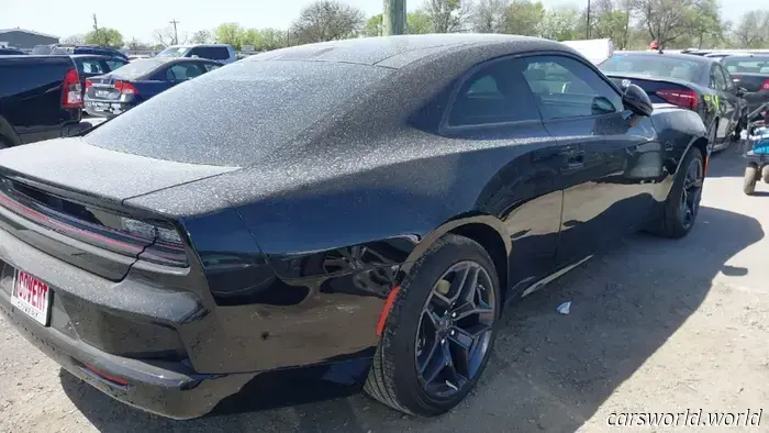 El primer Dodge Charger EV Destrozado Está Listo para su Intercambio Hemi V8