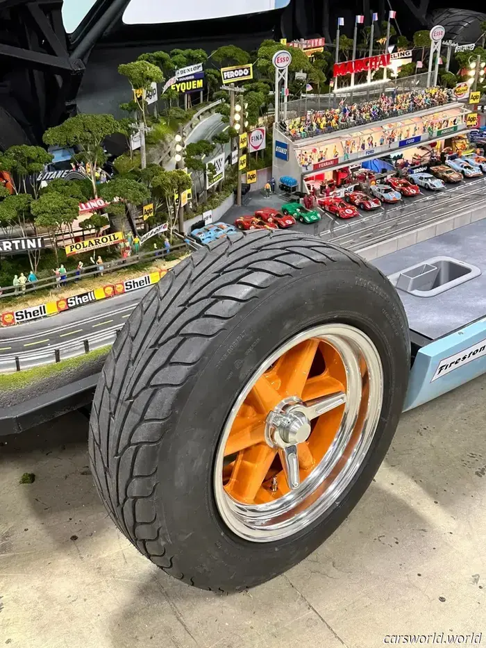 Questa Ford GT40 da corsa del 1969 ha una pista segreta per slot car al suo interno