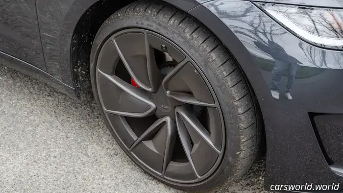 Revisión del rendimiento del Tesla Model 3 2025: Rápido como el Infierno, pero No un Automóvil de Conductor