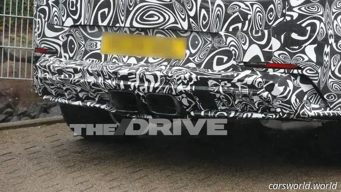 Range Rover Sport SV 2027 recibe escape central al estilo Porsche: fotos espía