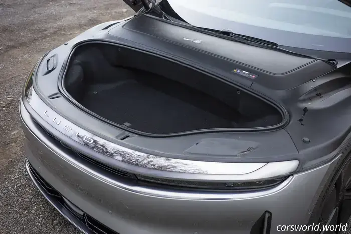 Lucid Air Touring делает так много правильно, что проще простить то, что он делает неправильно. К тому же, ты его видел?