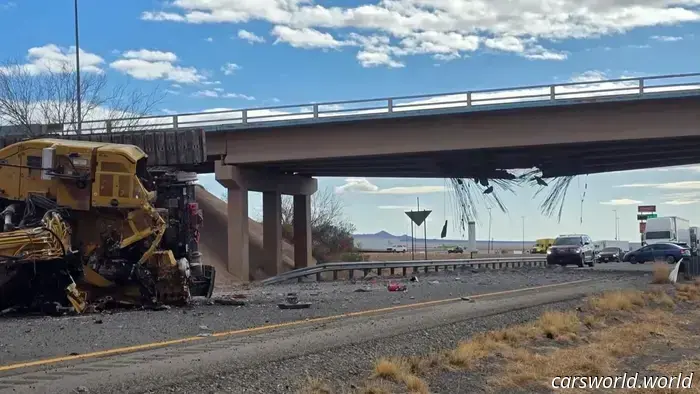 Escavatore su rimorchio decima cavalcavia autostrada a velocità interstatali