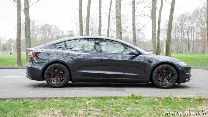 Revisión del rendimiento del Tesla Model 3 2025: Rápido como el Infierno, pero No un Automóvil de Conductor