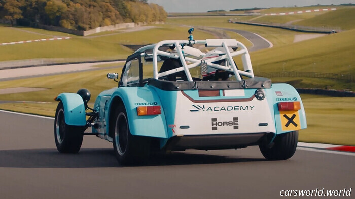 Conoce a Horse, una empresa de motores que cubre la brecha entre los híbridos y los vehículos eléctricos (y que impulsa a los coches de carreras Caterham)