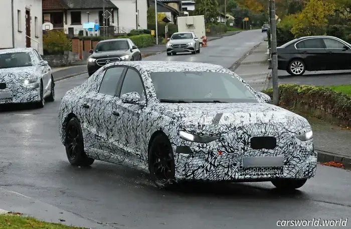 El 'blob' ha muerto: el Mercedes‑Benz Clase E eléctrico en realidad parece un sedán en nuevas fotos espía