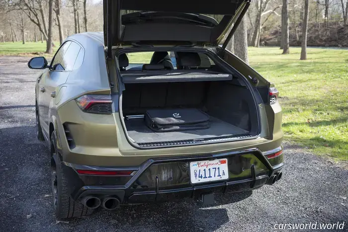 2025 Lamborghini Urus SE Recensione: Il Super SUV Unapologetically sciocco