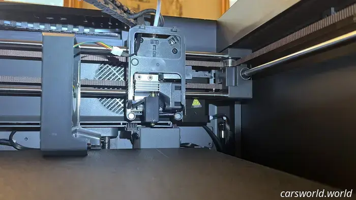 Ho appena acquistato questa stampante 3D da 300 dollari e sto già realizzando i pezzi per la mia auto.