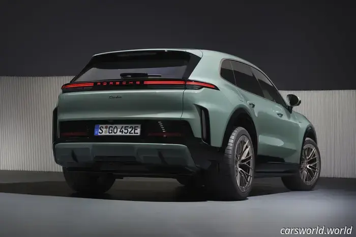 La Porsche Cayenne Electric 2026 è un veicolo elettrico da 111.000 dollari che può ricaricarsi senza fili