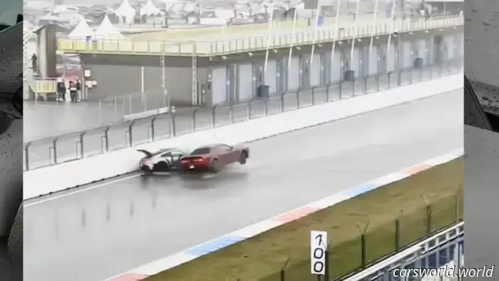 Dodge Challenger distrugge Porsche 911 GT3 RS in un incidente piovoso