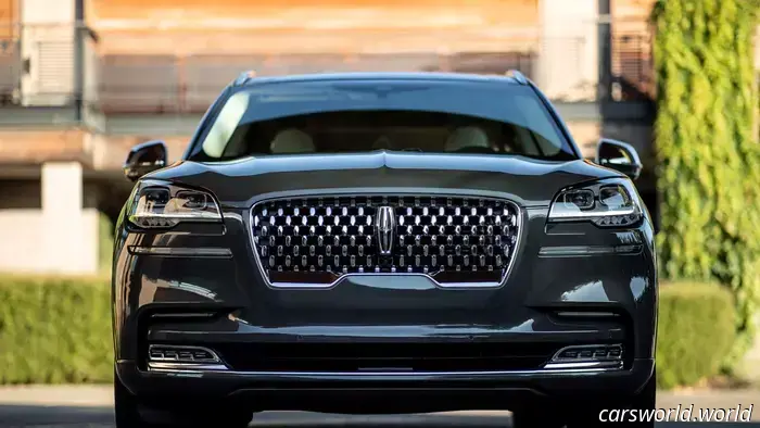 Unisciti a me mentre verso un sorso in memoria della Cadillac XT6