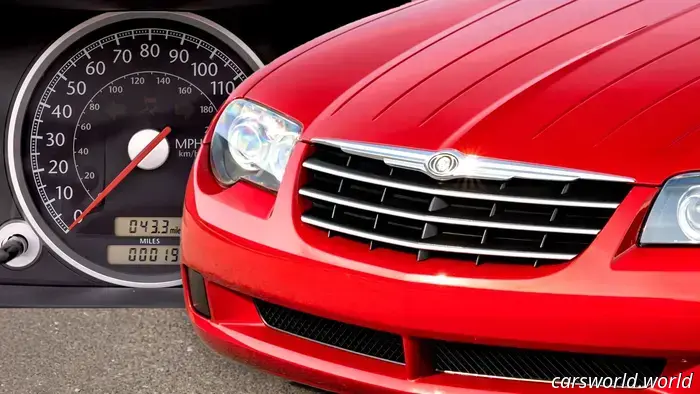 Почти новый Chrysler Crossfire только что появился с необычной деталью | Carscoops