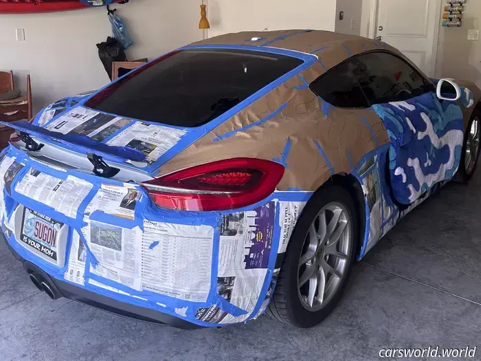 Come e perché questa Porsche Cayman indossa un rivestimento in moquette