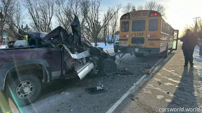 Lo scuolabus si sottrae all'impatto posteriore ad alta velocità come se fosse stato progettato per farlo