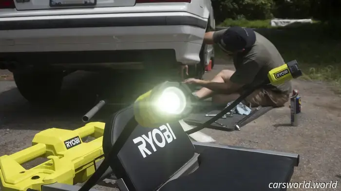 Обзор двухфункциональной поддушки и сиденья Ryobi: удобный табурет с фонариками
