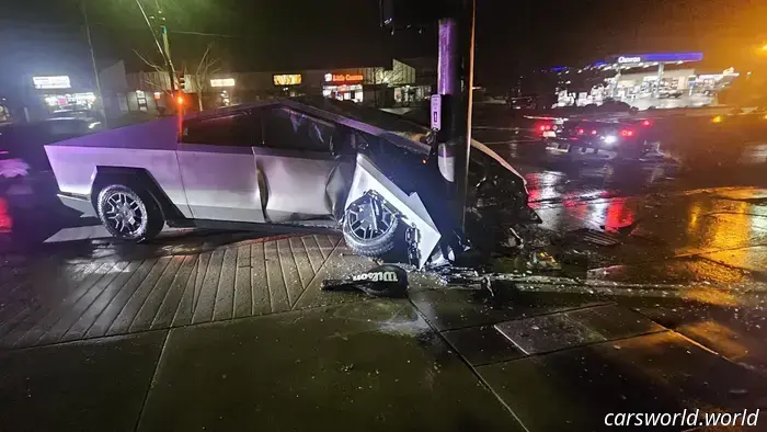 Un cibercamión Tesla se estrella contra un poste y su dueño le da las gracias