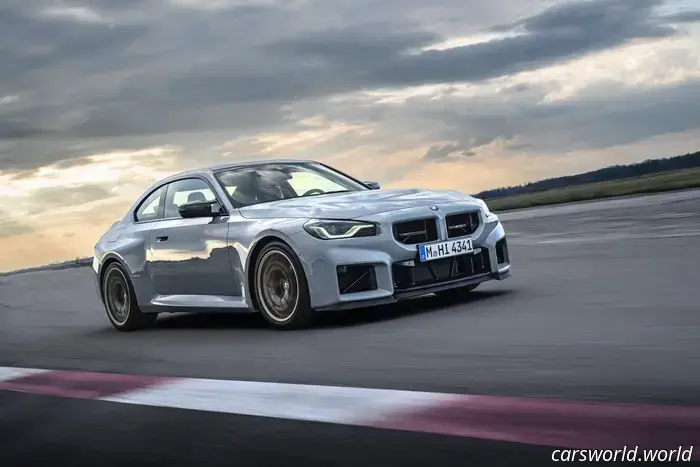 2026 BMW M2 CS è 100 libbre più leggero e aggiunge 50 CV ma perde il manuale