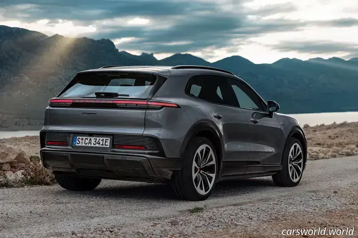 La Porsche Cayenne Electric 2026 è un veicolo elettrico da 111.000 dollari che può ricaricarsi senza fili