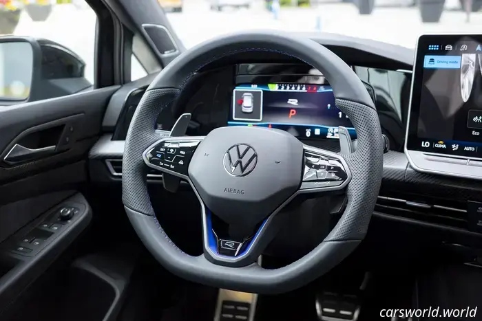 El Nuevo VW Golf R No Tiene los Botones del Volante del GTI por una Razón Molesta
