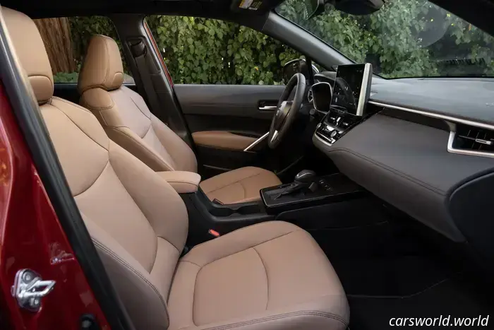 2026 Toyota Corolla Cross — Prima prova su strada: scegli l'ibrido