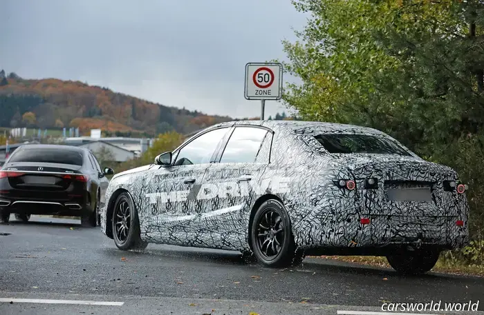 El 'blob' ha muerto: el Mercedes‑Benz Clase E eléctrico en realidad parece un sedán en nuevas fotos espía