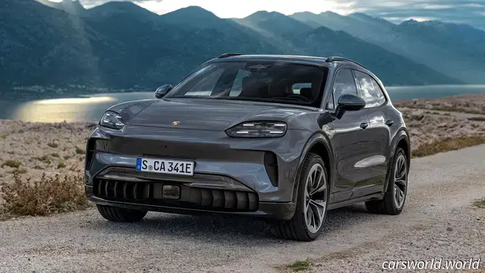 La Porsche Cayenne Electric 2026 è un veicolo elettrico da 111.000 dollari che può ricaricarsi senza fili