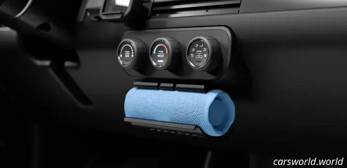 Menos Es Más: Slate Trae de Vuelta Perillas de HVAC, Ventanas de Manivela y un Tablero Sin Pantalla
