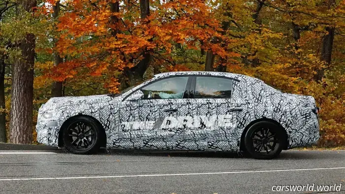 El 'blob' ha muerto: el Mercedes‑Benz Clase E eléctrico en realidad parece un sedán en nuevas fotos espía