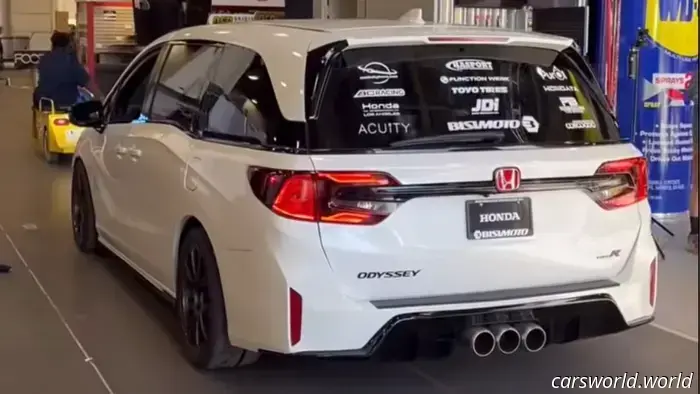 Honda Odyssey Equipped with a Civic Type R Engine and 6-Speed Manual Dominates SEMA