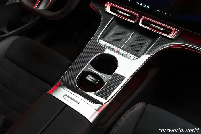 La Mercedes GLC elettrica ha ben 13 loghi Benz solo all'esterno.