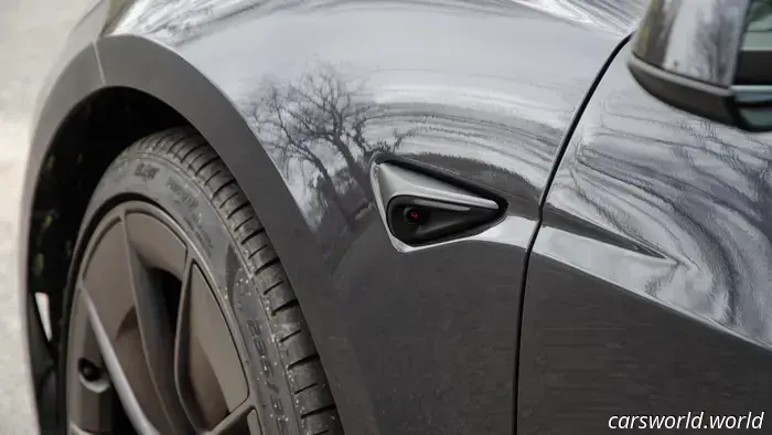 Revisión del rendimiento del Tesla Model 3 2025: Rápido como el Infierno, pero No un Automóvil de Conductor