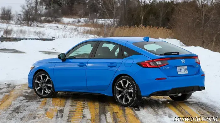 2025 Honda Civic Hybrid Hatchback Recensione: ancora una scelta superiore